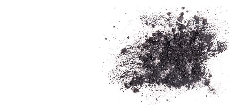 Kuvassa on mustaa hiiltä levitettynä valkoiselle taustalle.