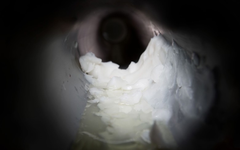 Viemäriputken pohjalla on valkoista rasvaa.