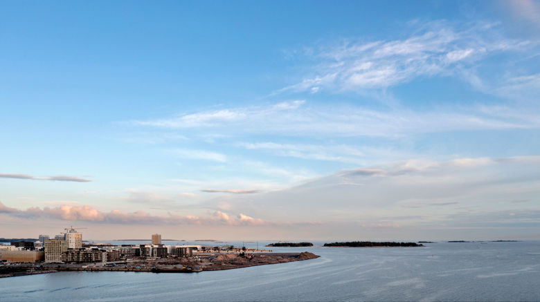 kaupunkia ja merta sekä taivasta