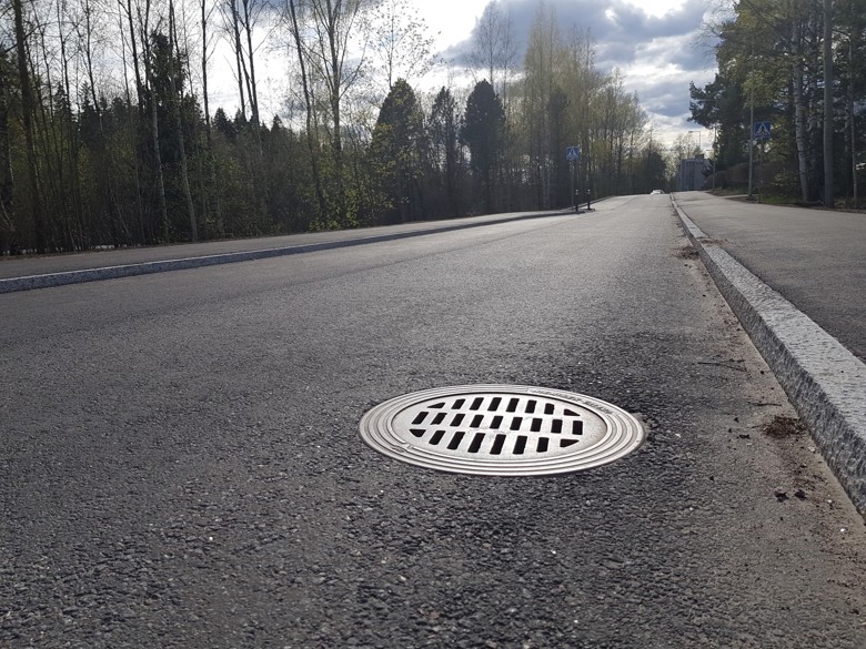 Kadulla oleva hulevesiviemäri.