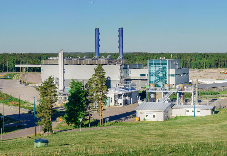 Kesäinen maisemakuva Ämmässuon Ekoteollisuuskeskuksen kaasuvoimalasta.
