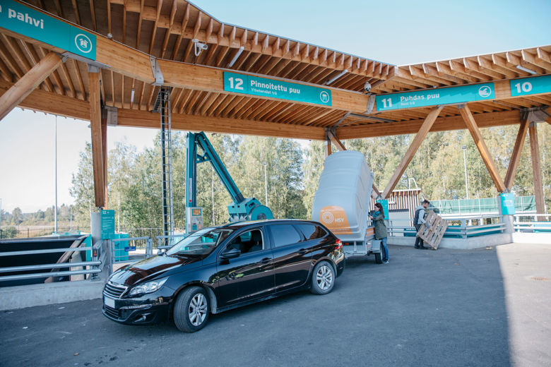 Auto ja peräkärry Sortti-asemalla.