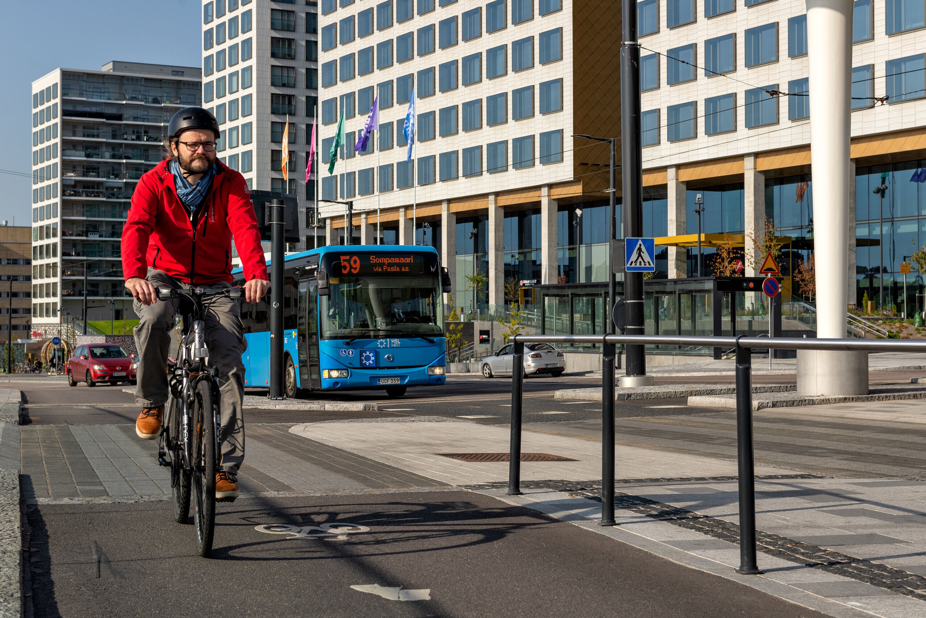 Pyöräilijä Helsingissä.